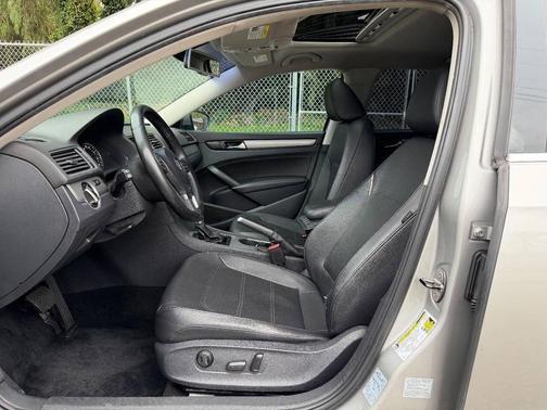 2014 Volkswagen Passat 1.8T Auto SE w/Sunroof & Nav