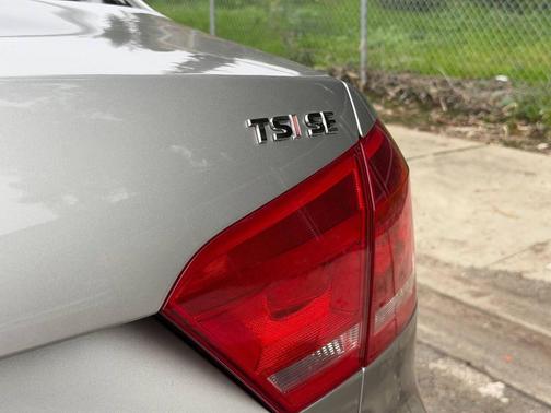 2014 Volkswagen Passat 1.8T Auto SE w/Sunroof & Nav