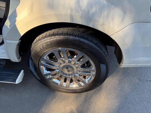 2008 Lincoln Navigator Base