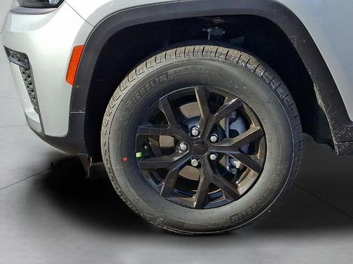 Silver Zynith 2026 Jeep Grand Cherokee Altitude