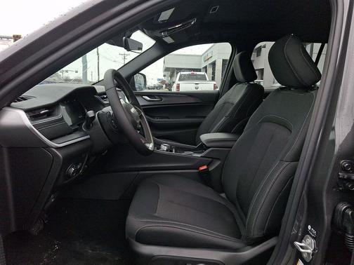 2026 Jeep Grand Cherokee Altitude