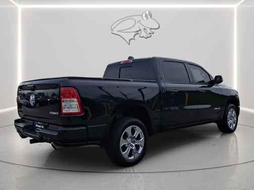 Diamond Black Crystal Pearlcoat 2024 RAM 1500 Big Horn/Lone Star