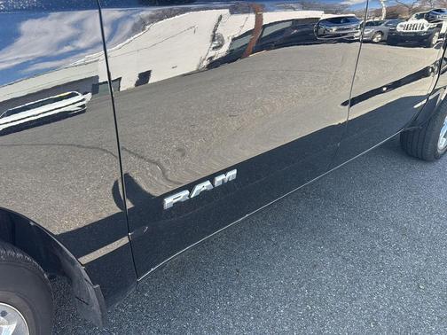 Diamond Black Crystal Pearlcoat 2024 RAM 1500 Big Horn/Lone Star