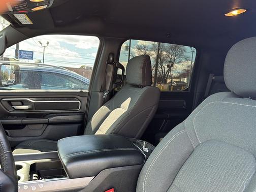 Diamond Black Crystal Pearlcoat 2024 RAM 1500 Big Horn/Lone Star