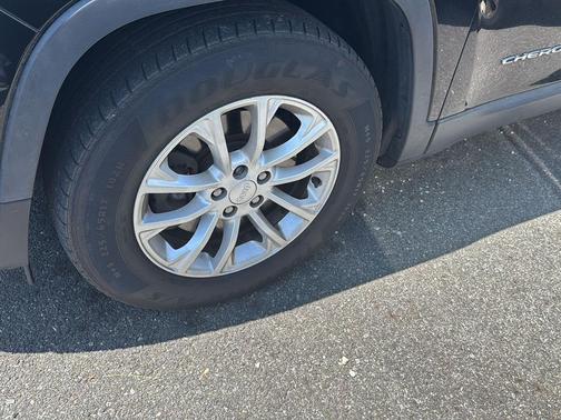 Diamond Black Crystal Pearlcoat 2019 Jeep Cherokee Latitude