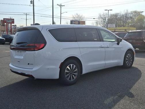 2025 Chrysler Pacifica Hybrid Select
