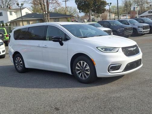 2025 Chrysler Pacifica Hybrid Select