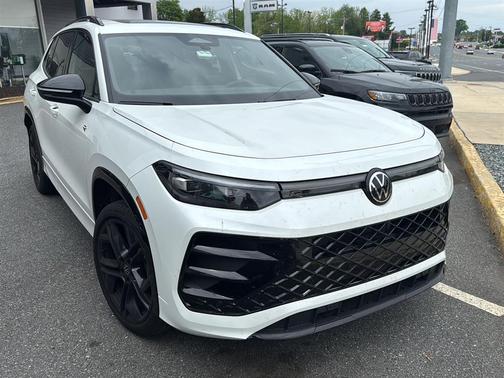 Opal White Pearl 2025 Volkswagen Tiguan 2.0T SE R-Line Black 4MOTION
