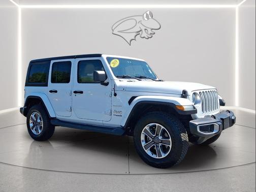 Bright White Clearcoat 2019 Jeep Wrangler Unlimited Sahara