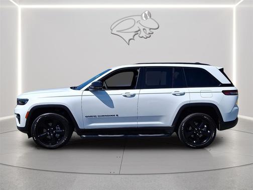 Bright White Clearcoat 2023 Jeep Grand Cherokee Altitude