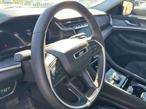 Baltic Gray Metallic Clearcoat 2023 Jeep Grand Cherokee Limited