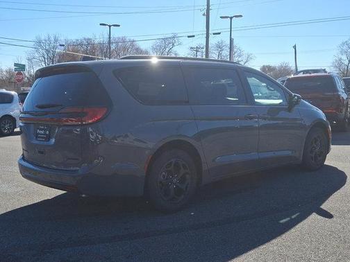 2025 Chrysler Pacifica Hybrid Premium S Appearance Pkg