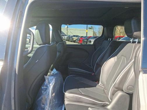 2025 Chrysler Pacifica Hybrid Premium S Appearance Pkg