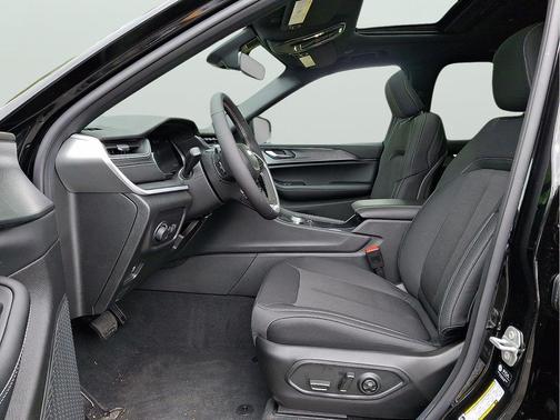 Diamond Black Crystal Pearlcoat 2026 Jeep Grand Cherokee Altitude