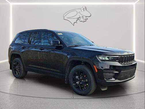 Diamond Black Crystal Pearlcoat 2025 Jeep Grand Cherokee Altitude