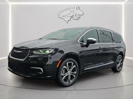 Diamond Black Crystal Pearlcoat 2026 Chrysler Pacifica L