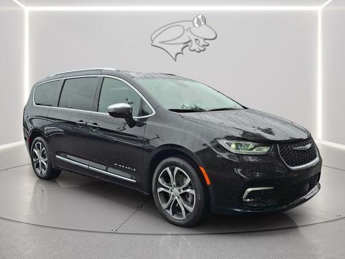 Diamond Black Crystal Pearlcoat 2026 Chrysler Pacifica L