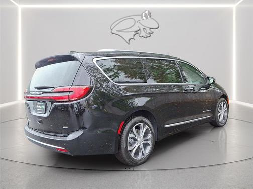 Diamond Black Crystal Pearlcoat 2026 Chrysler Pacifica L