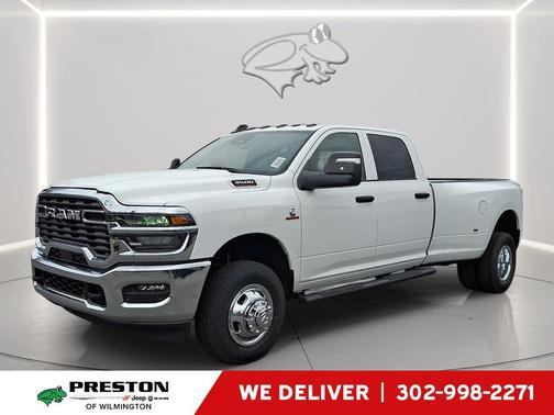 Bright White Clearcoat 2026 RAM 3500 Tradesman Crew Cab 4x4 8' Box