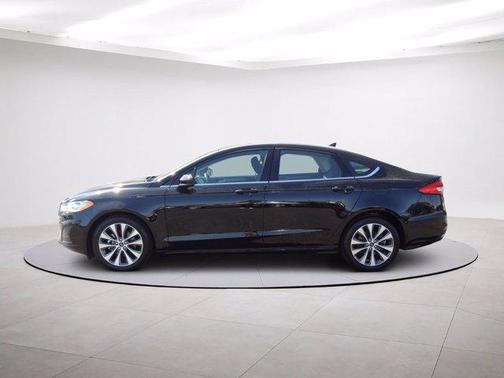 Photo 4 of 29 of 2020 Ford Fusion SE