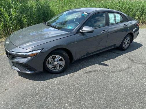 2024 Hyundai ELANTRA SE