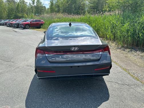 2024 Hyundai ELANTRA SE