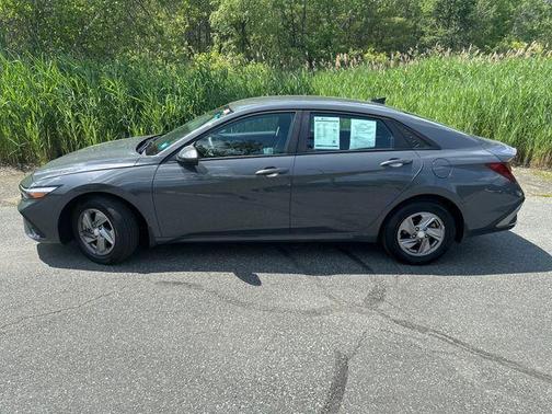 2024 Hyundai ELANTRA SE