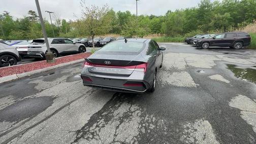 2024 Hyundai ELANTRA SE