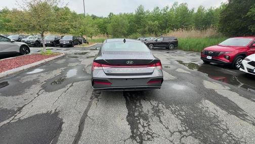 2024 Hyundai ELANTRA SE