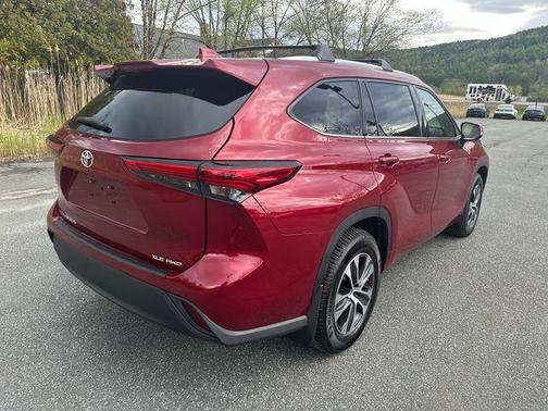 Pearl 2022 Toyota Highlander XLE