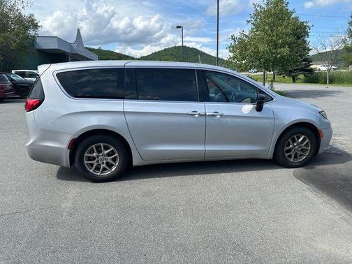 2024 Chrysler Pacifica Touring-L