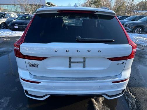 2022 Volvo XC60 B5 R-Design