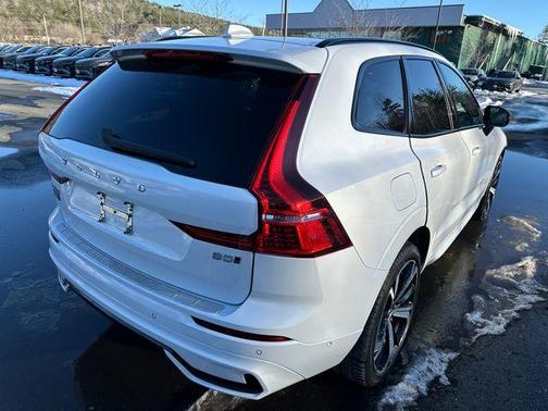 2022 Volvo XC60 B5 R-Design