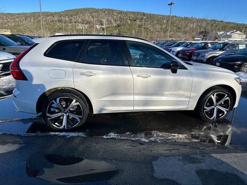 2022 Volvo XC60 B5 R-Design