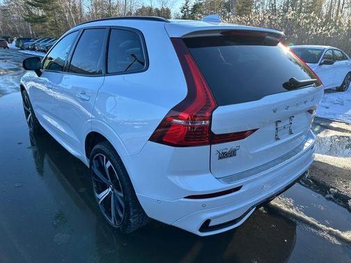 2022 Volvo XC60 B5 R-Design