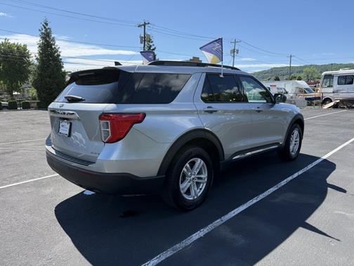 ICONIC SILVER METALLIC 2023 Ford Explorer XLT