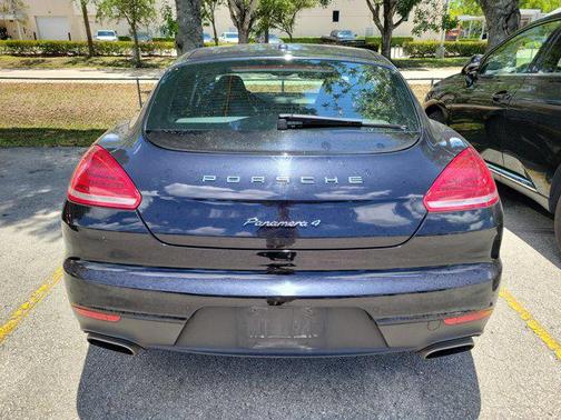 2016 Porsche Panamera 4 Edition