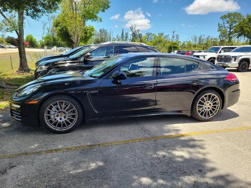 2016 Porsche Panamera 4 Edition