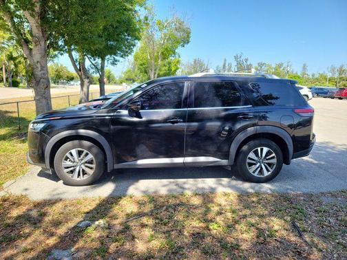 2022 Nissan Pathfinder SL 2WD