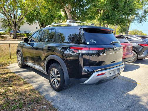 2022 Nissan Pathfinder SL 2WD