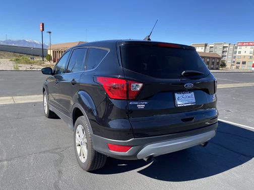 Photo 3 of 30 of 2019 Ford Escape SE