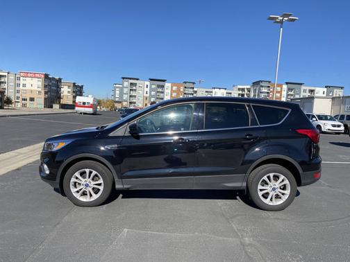 Photo 2 of 30 of 2019 Ford Escape SE