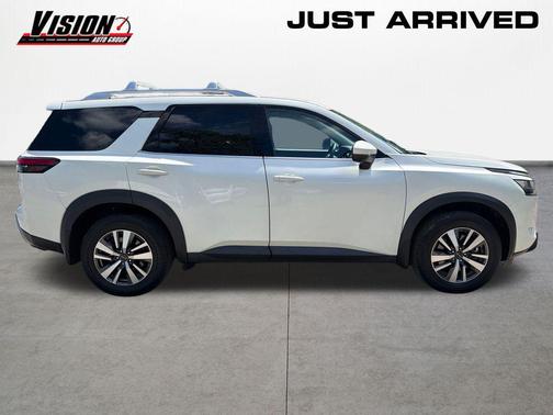Pearl White Tricoat 2024 Nissan Pathfinder SL 4WD