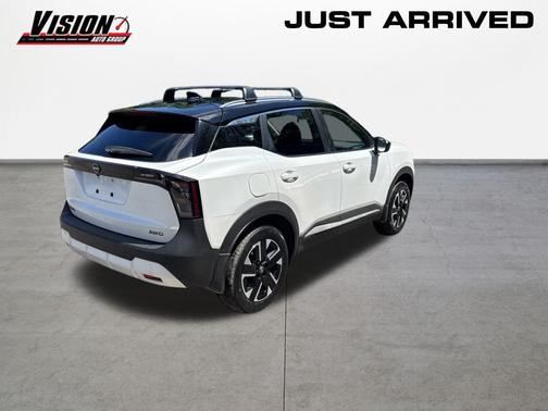Aspen White Tricoat/Super Black 2026 Nissan Kicks SV
