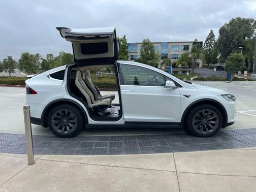 Pearl White Multi-Coat 2017 Tesla Model X 100D