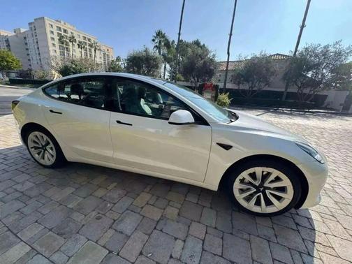 Pearl White Multi-Coat 2022 Tesla Model 3 Long Range