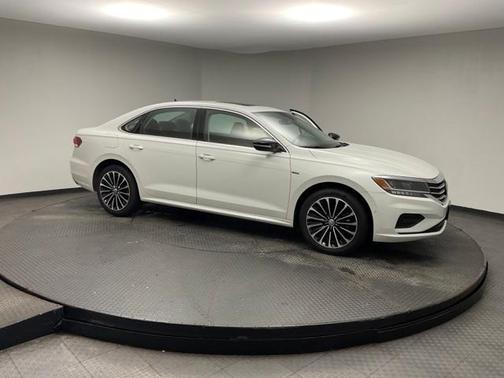 Photo 1 of 32 of 2022 Volkswagen Passat 2.0T Limited Edition