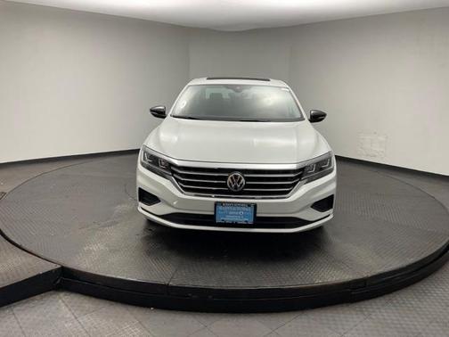 Photo 2 of 32 of 2022 Volkswagen Passat 2.0T Limited Edition