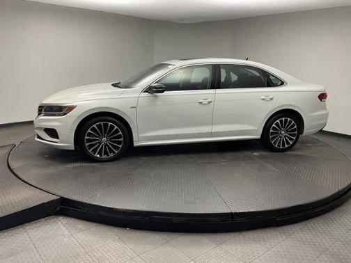 Photo 4 of 32 of 2022 Volkswagen Passat 2.0T Limited Edition