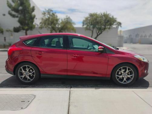 Red 2013 Ford Focus SE